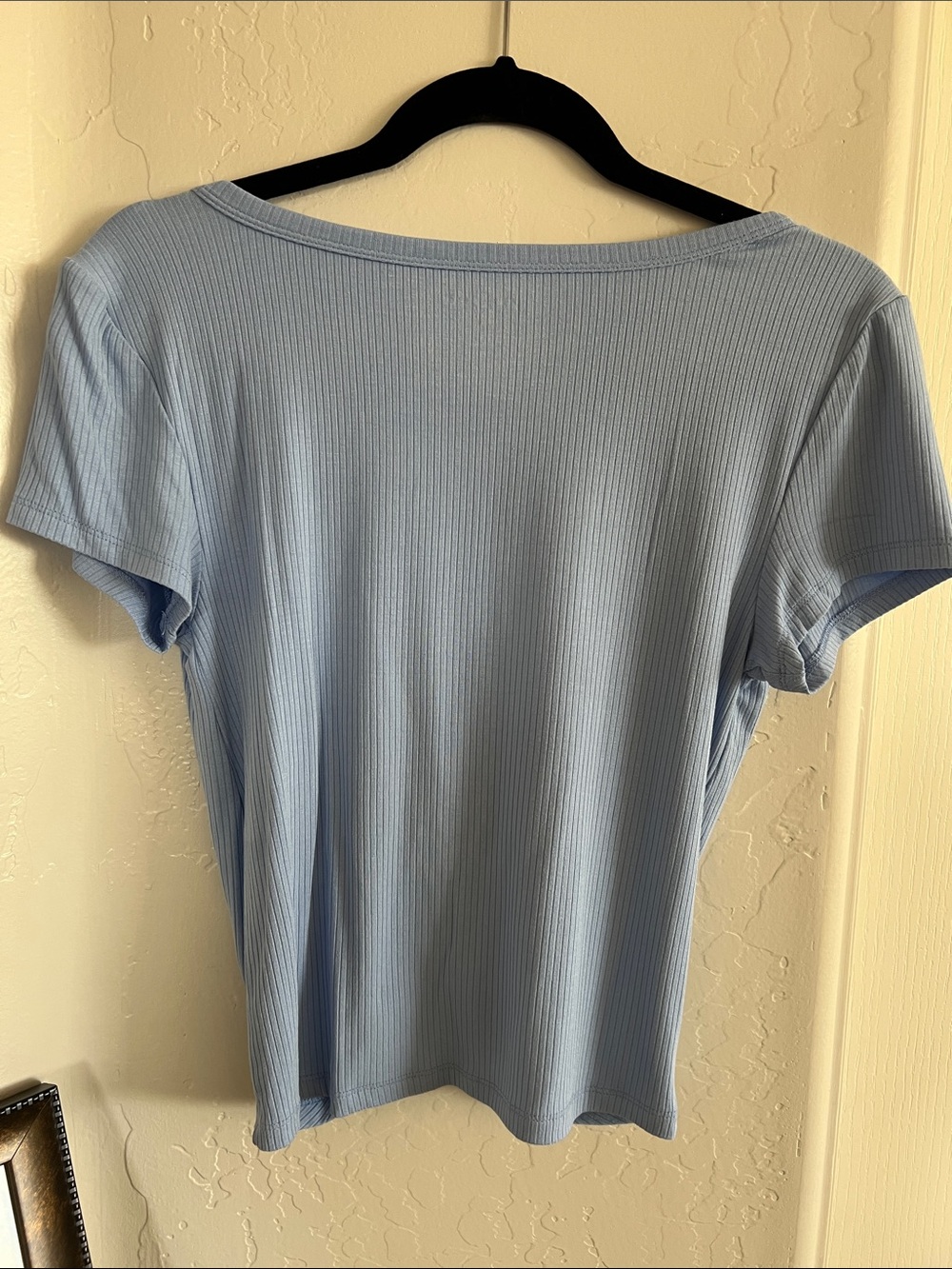 Arizona Jean Company Light Blue Ribbed Ruched V-Neck Short Sleeve Top - Picture 4 of 4